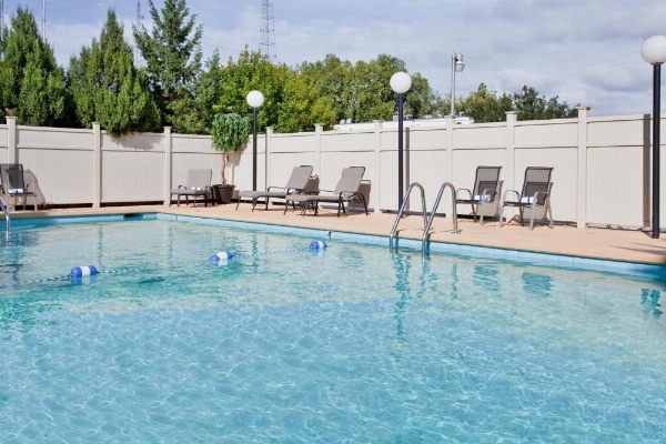 Holiday Inn At the Campus image 12