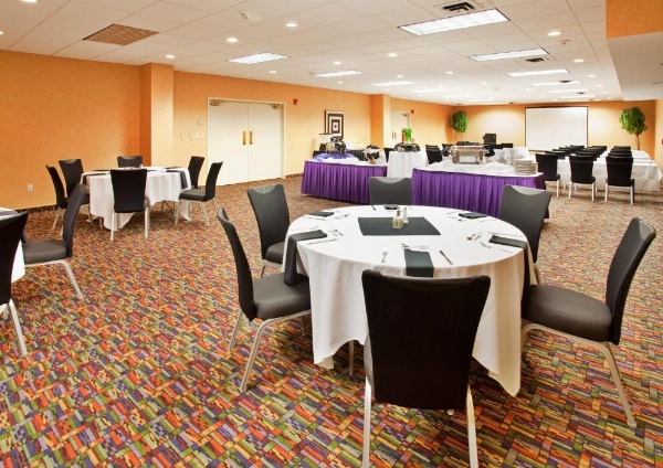 Holiday Inn At the Campus image 9